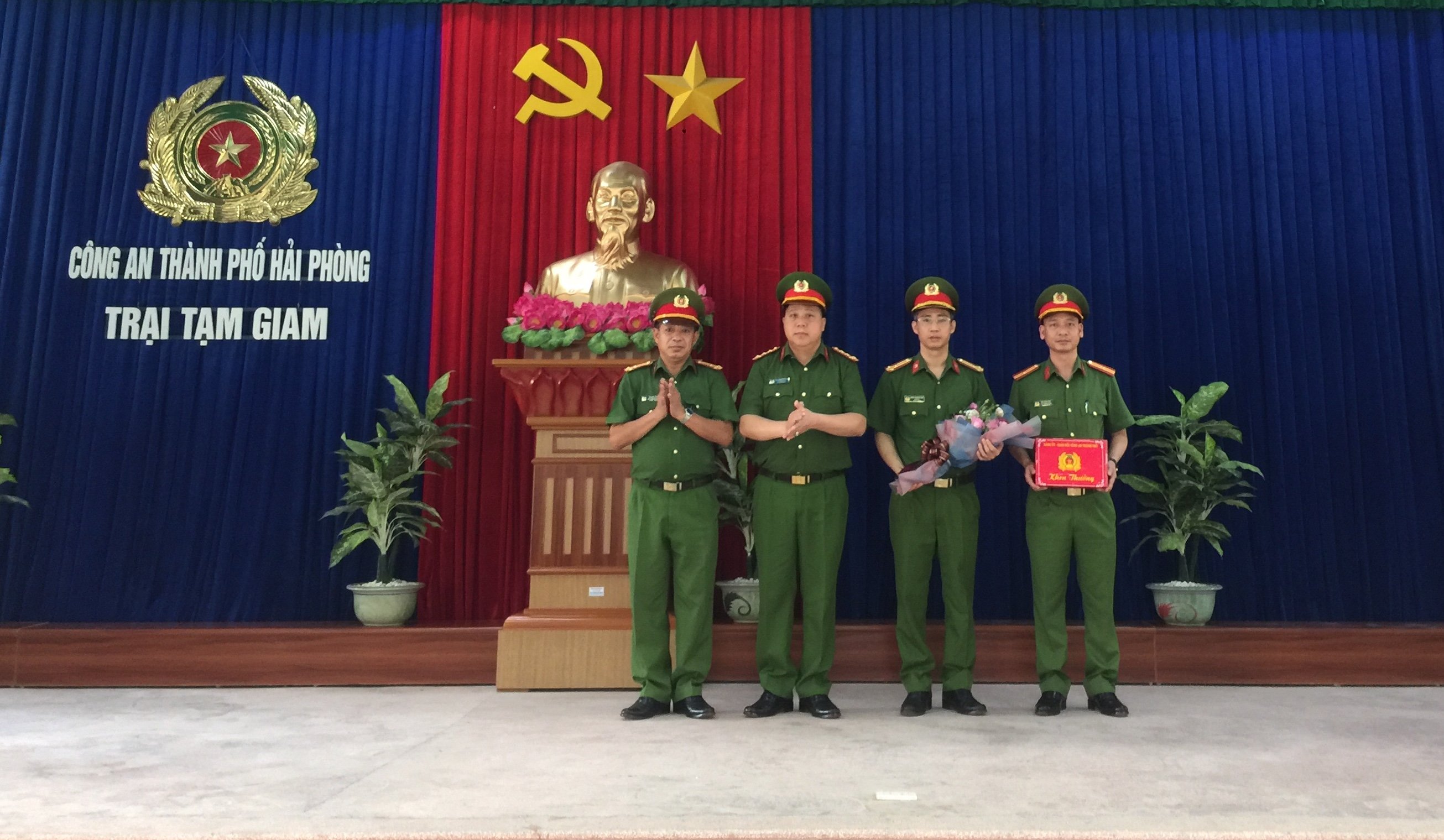Khen thưởng đột xuất Trại Tạm giam Công an thành phố